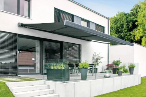 Hochwertige Markise über der Terrasse